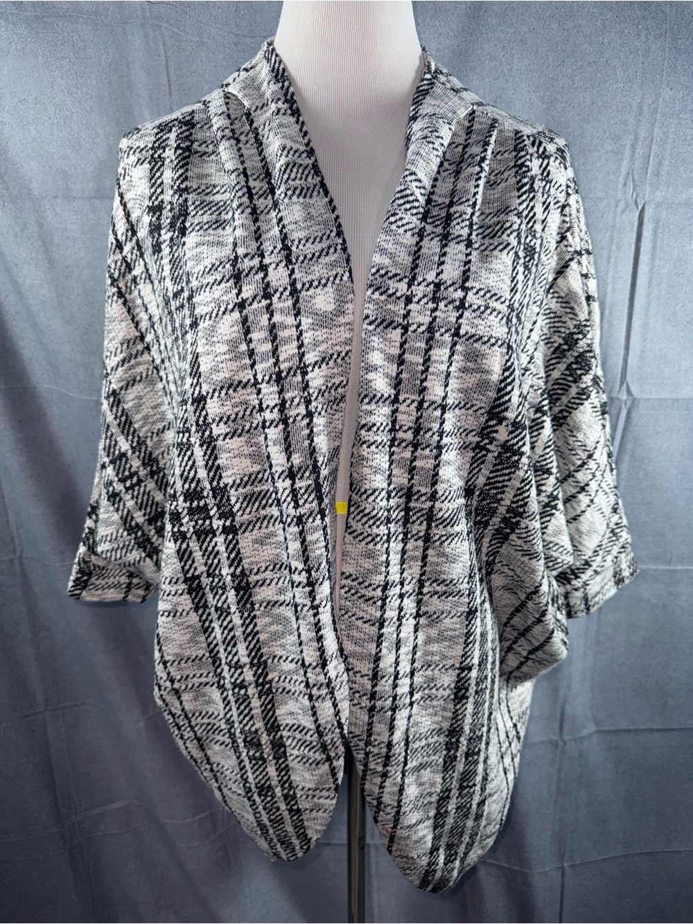 2467-Charlotte Russe Black & White Plaid Open-Front Shrug